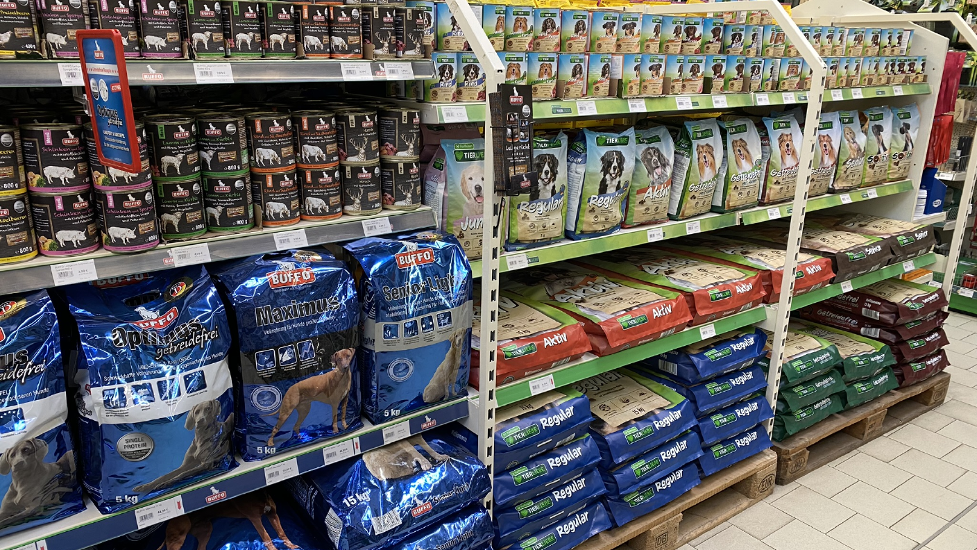 Regal mit Hundefutter verschiedener Marken