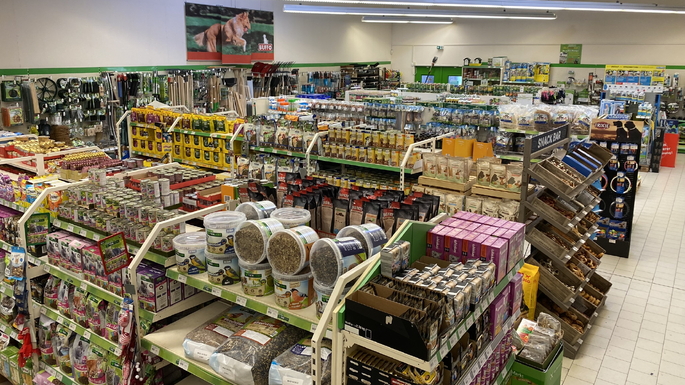 Blick in den Raiffeisen-Markt Beverungen mit Vogelfutter & Katzenfutter im Vordergrund