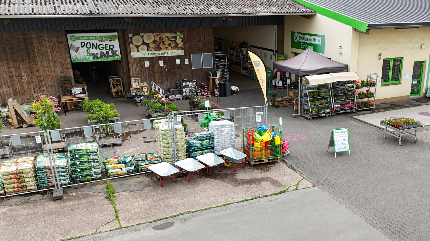 Drohnenbild vom Raiffeisen-Markt Beverungen mit Gartenartikeln im Vordergrund