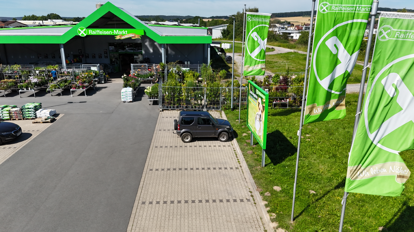 Drohnenbild vom Raiffeisen-Markt Brakel mit Fahnen auf der rechten Seite