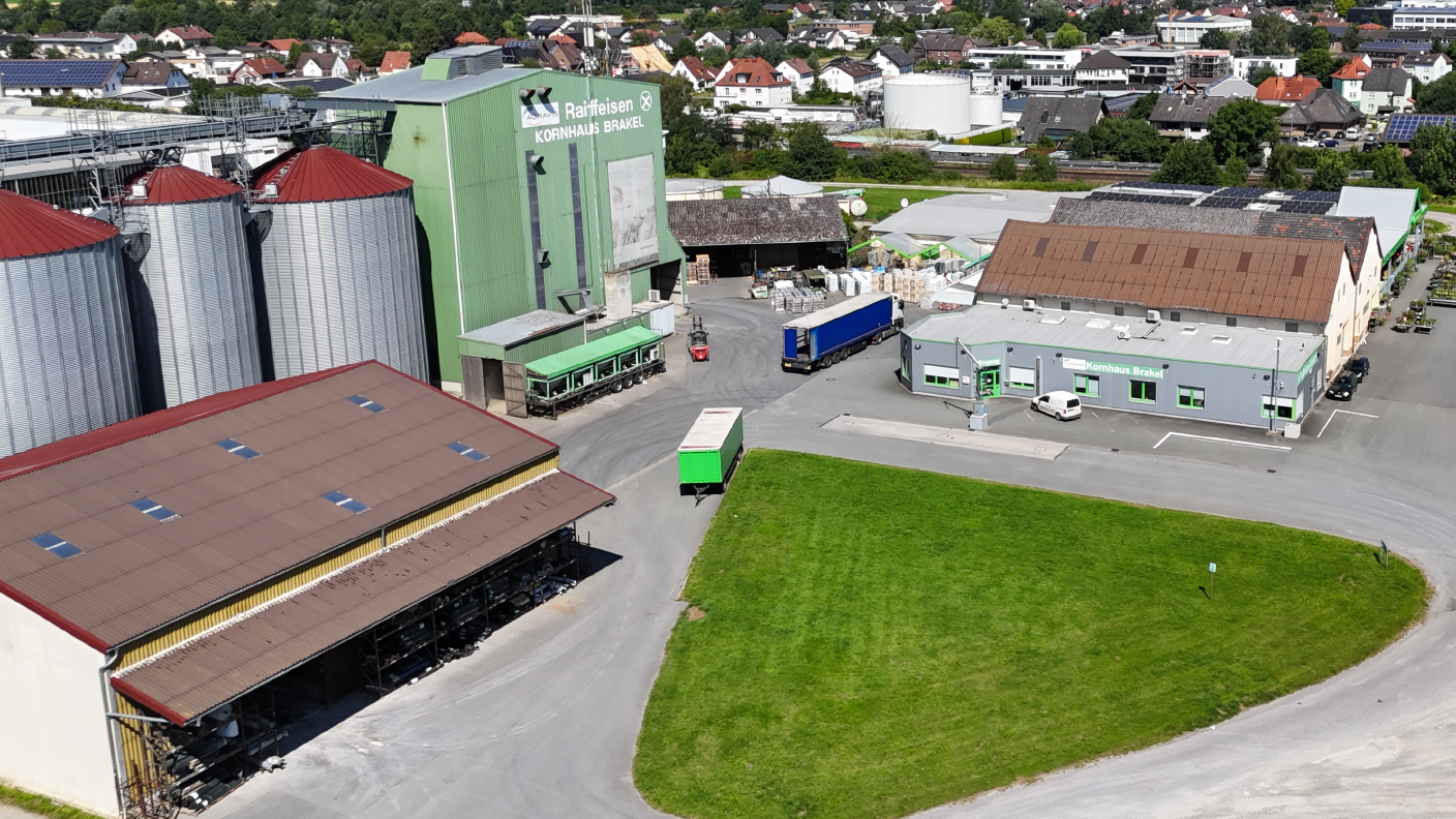 Drohnenbild vom Standort Brakel mit Stadt Brakel im Hintergrund