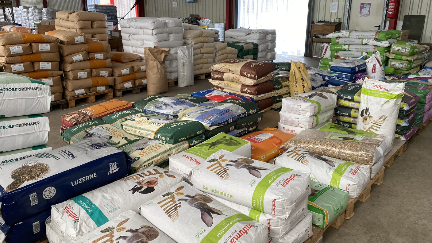 Blick ins Sackwarenlager Paletten mit Hasenfutter und Pferdefutter im Vordergrund