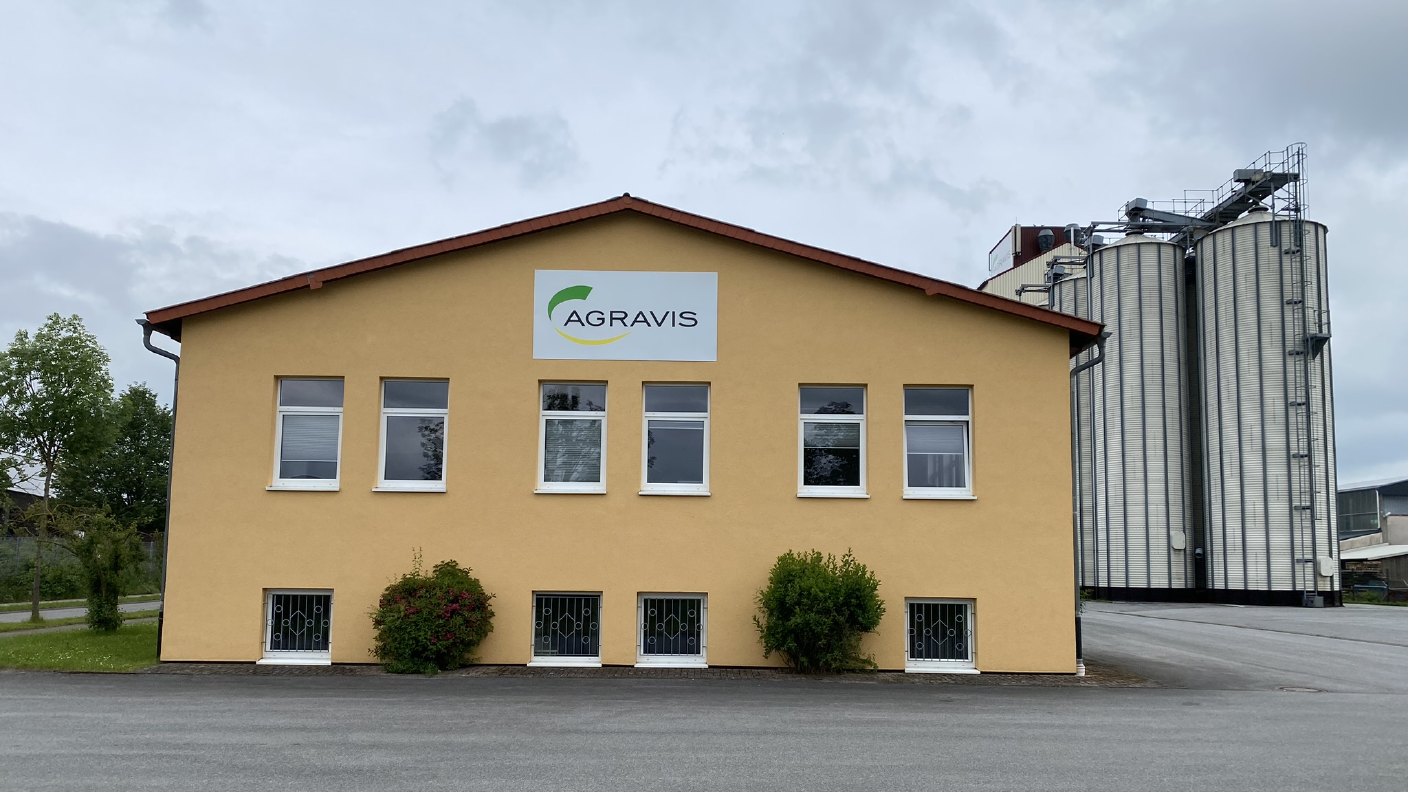 Bürogebäude vom Standort Korbach mit Siloanlage im Hintergrund