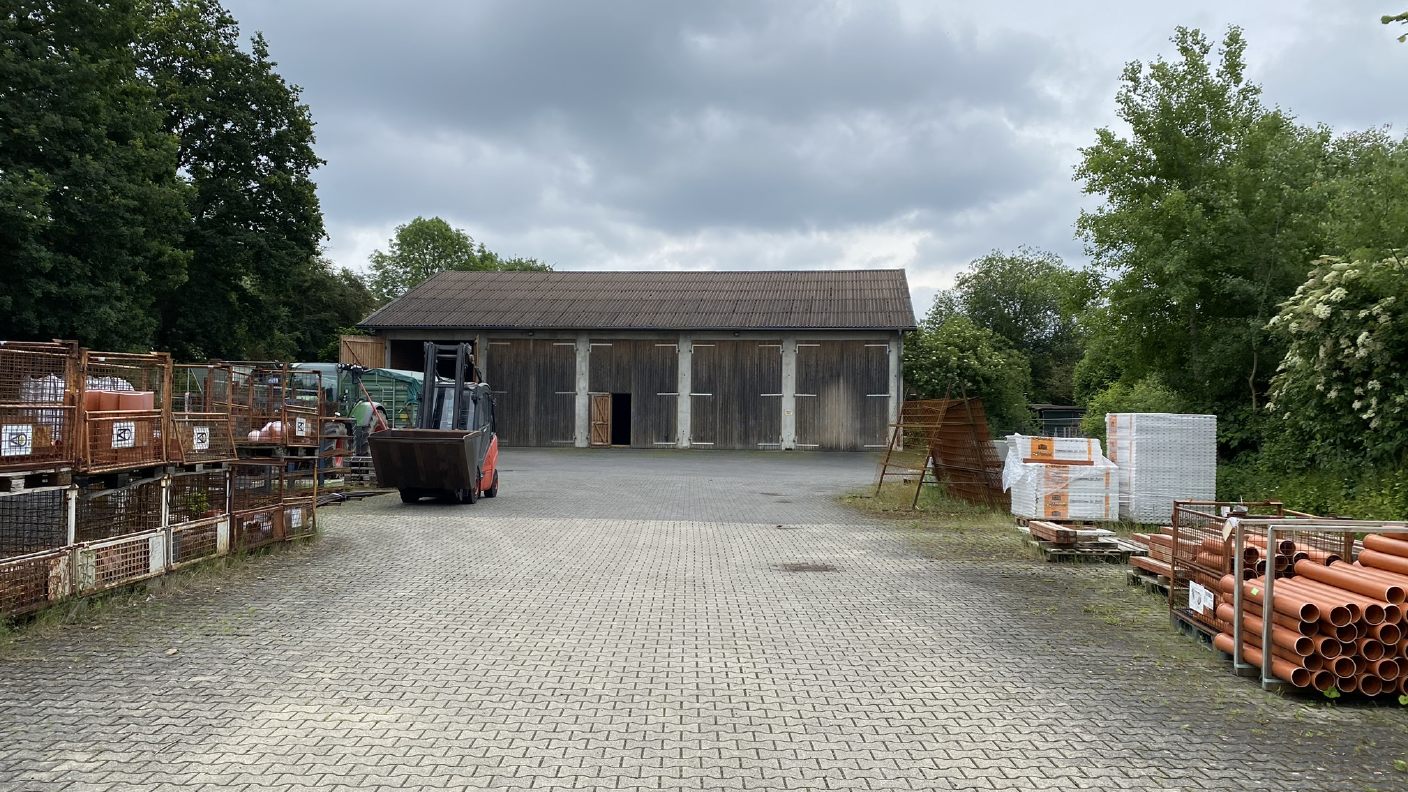 Lagerhallen mit Baumaterialien und Stapler mit Schaufe an den Seiten