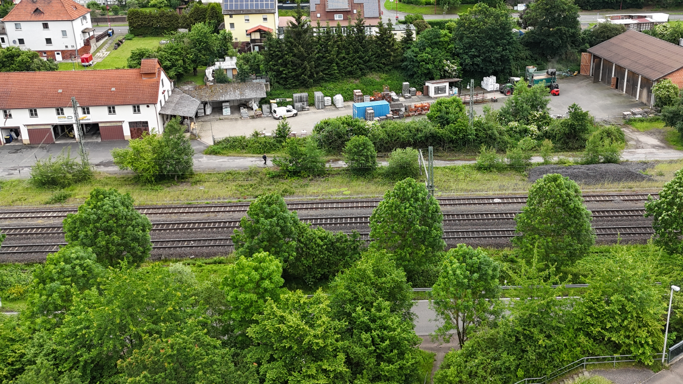 Drohnenbild seitlich vom Standort Körle mit Bäumen im Vordergrund