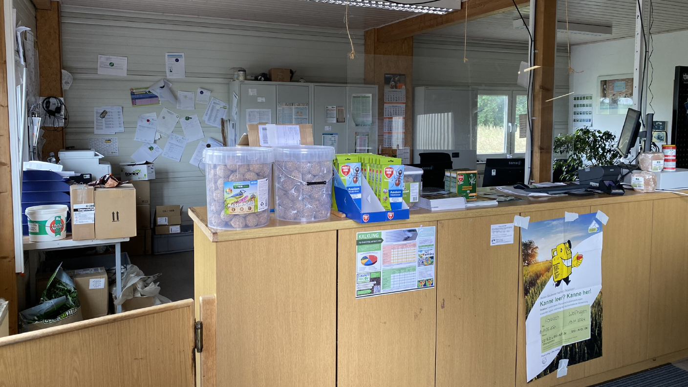 Verkaufsbüro mit Barverkaufstresen im Vordergrund mit Vogelfutter & Fliegenmittel