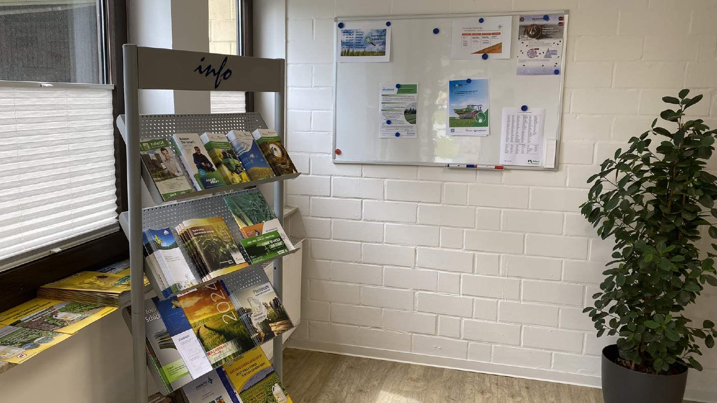 Info-Tafel und Info-Ständer mit Broschüren von den unterschiedlichen Produkten
