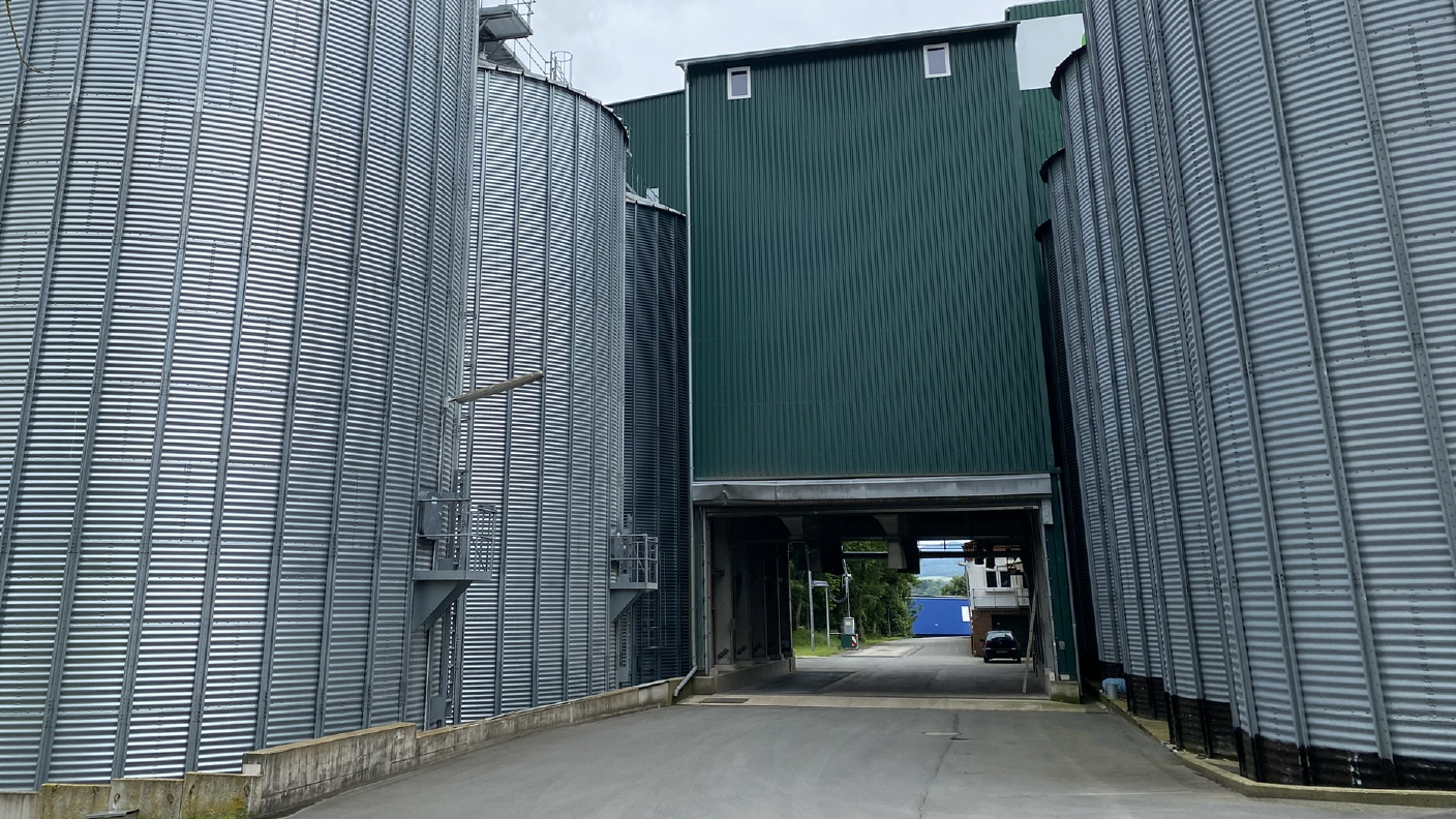 Siloanlage mit Silos rechts und links und in der Mitte die Annahmegosse