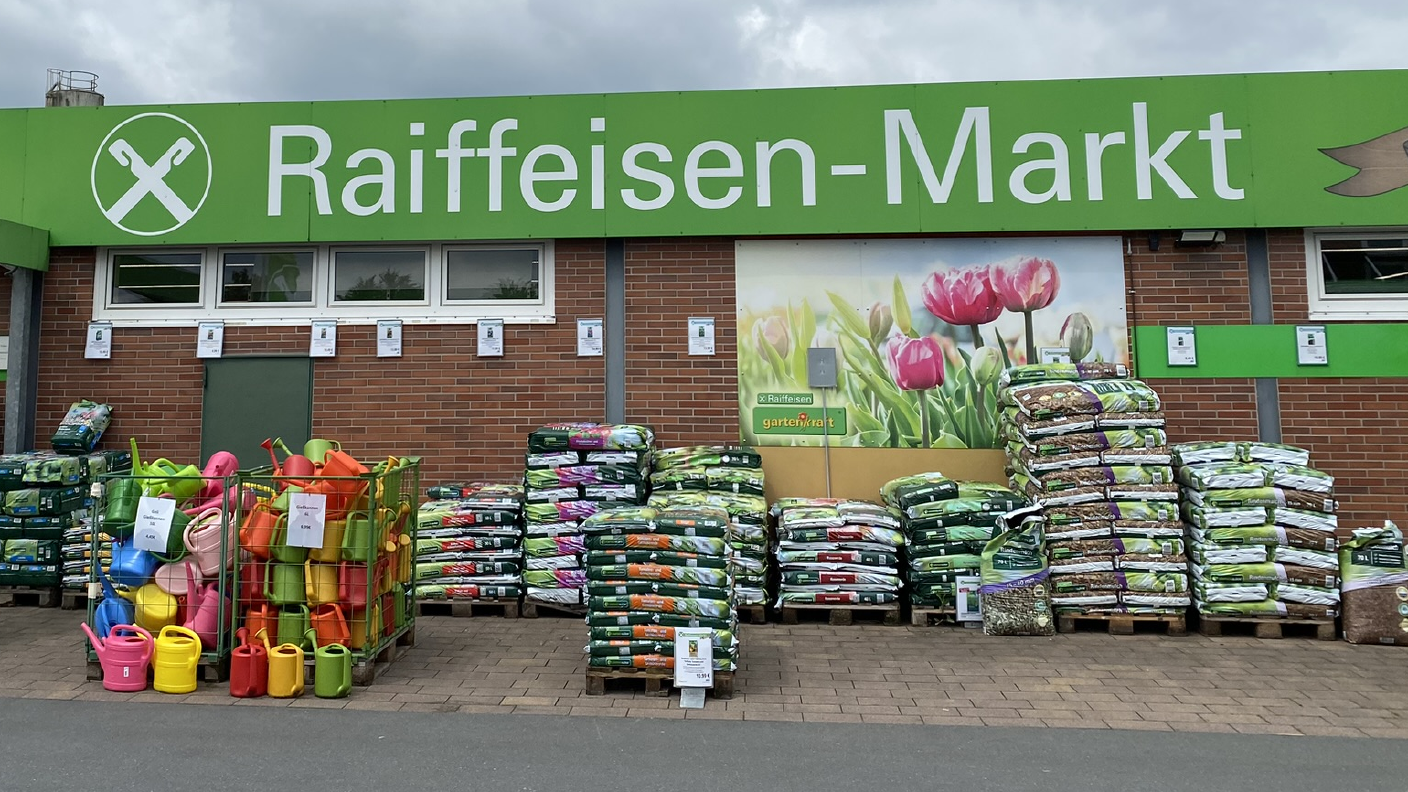 Außenbereich mit verschiedenen Paletten mit Erden & Rindenmulch