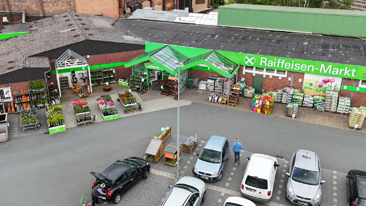 Drohnenbild vom Raiffeisen Markt Warburg mit Parkplatz im Vordergrund