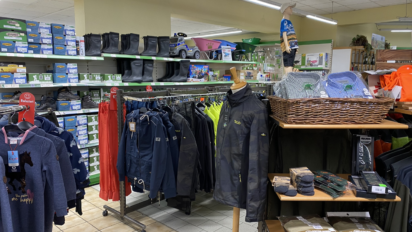 Regale mit Bekleidung & Schuhen