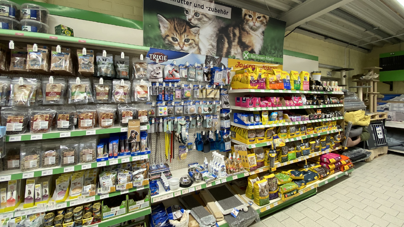 Regale mit Katzenfutter und Katzenzubehör