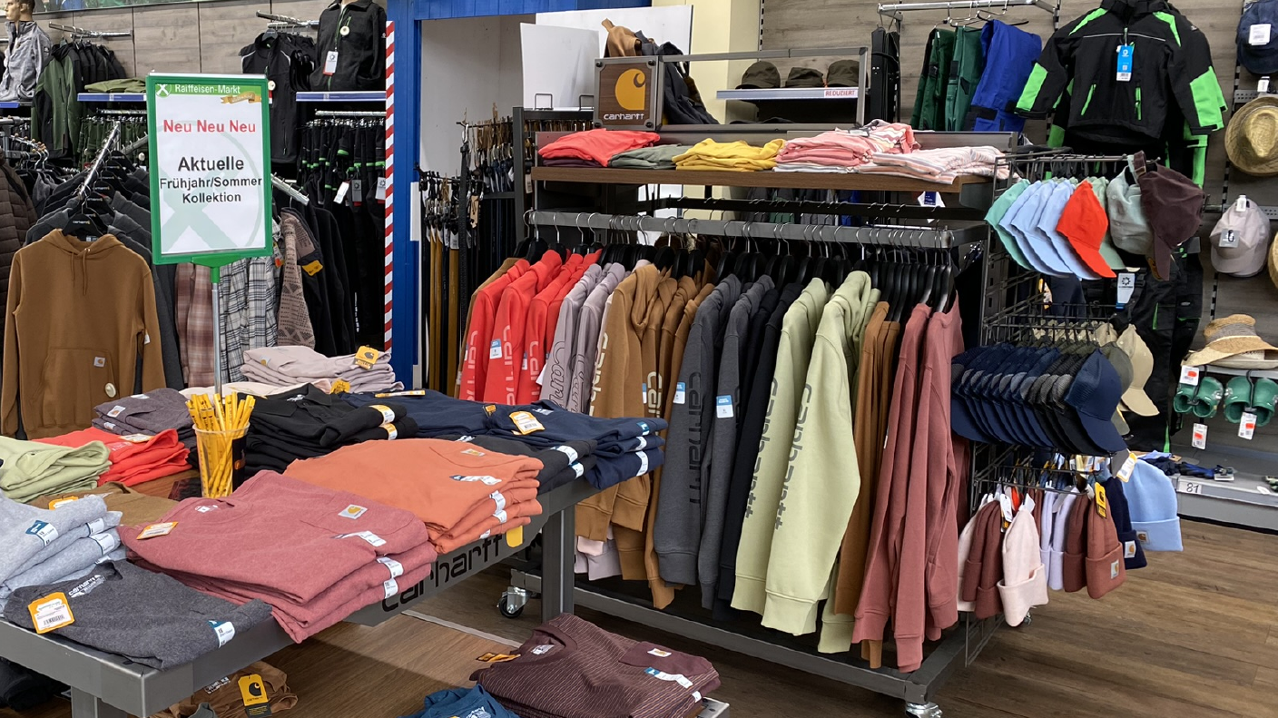 Regale & Ständer mit Kleidung wie Jacken, T-Shirts usw.