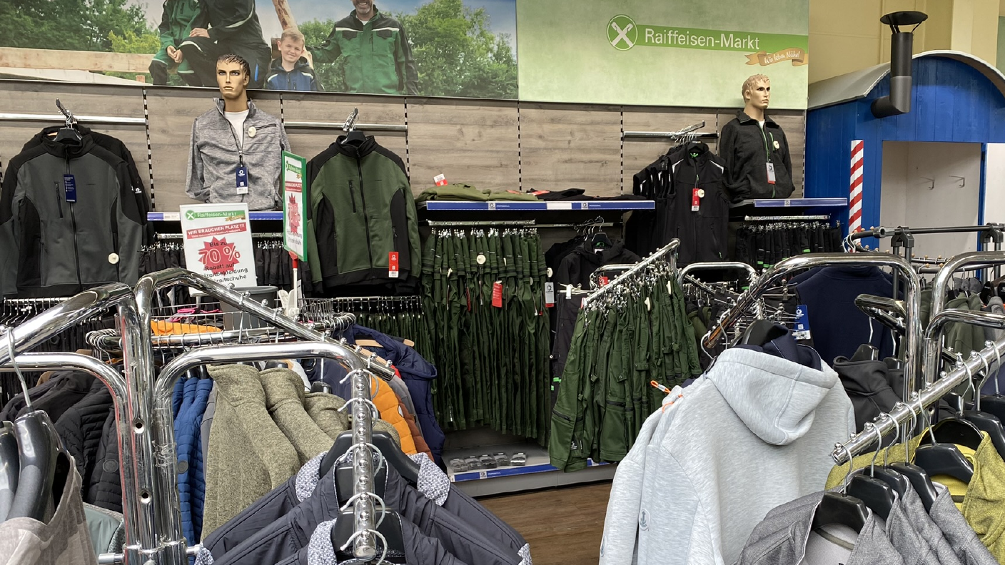 Regale & Ständer mit Kleidung wie Jacken, Hosen usw.