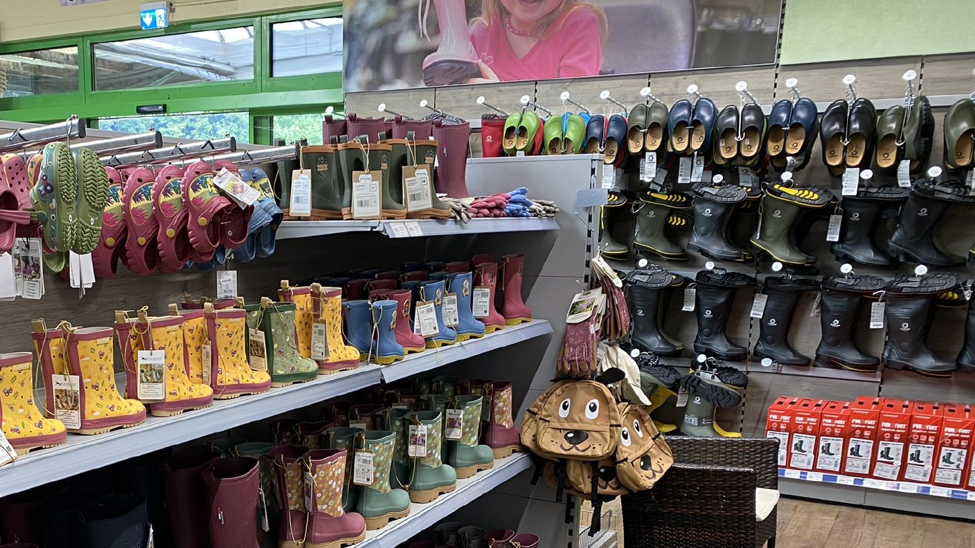 Regal mit Gummistiefel für Erwachsene und Kinder
