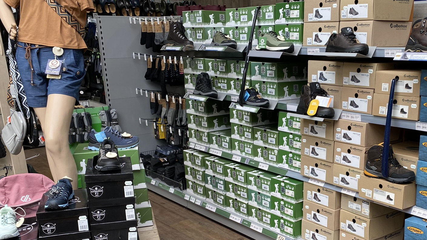 Regal mit Schuhen, Arbeitsschuhen & Handschuhen