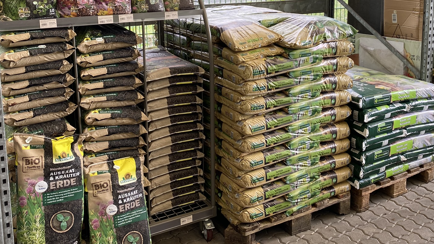 Paletten mit verschiedener Erde, Blumenerde, Anzuchterde usw.