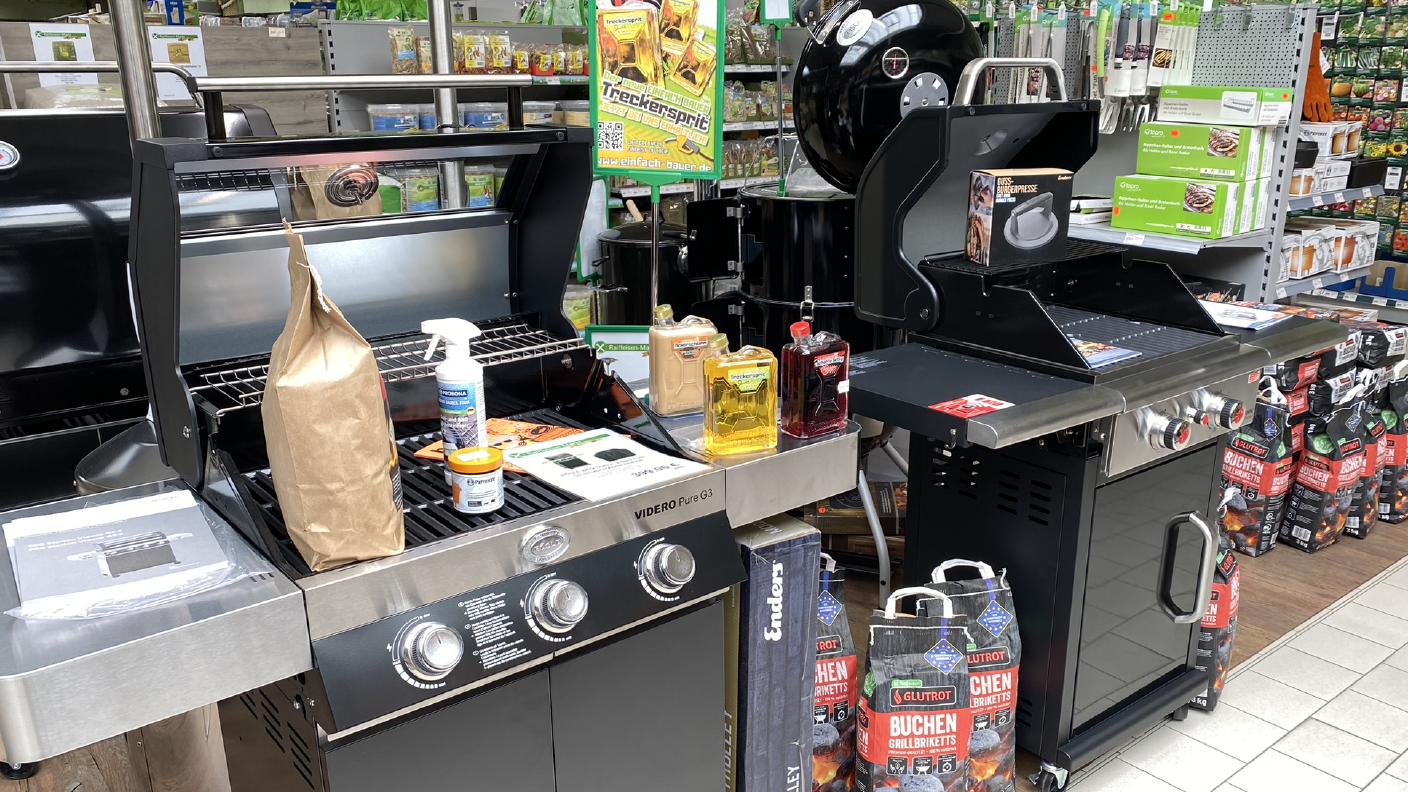 Grills, Grillzubehör & Kohle auf der Ausstellfläche