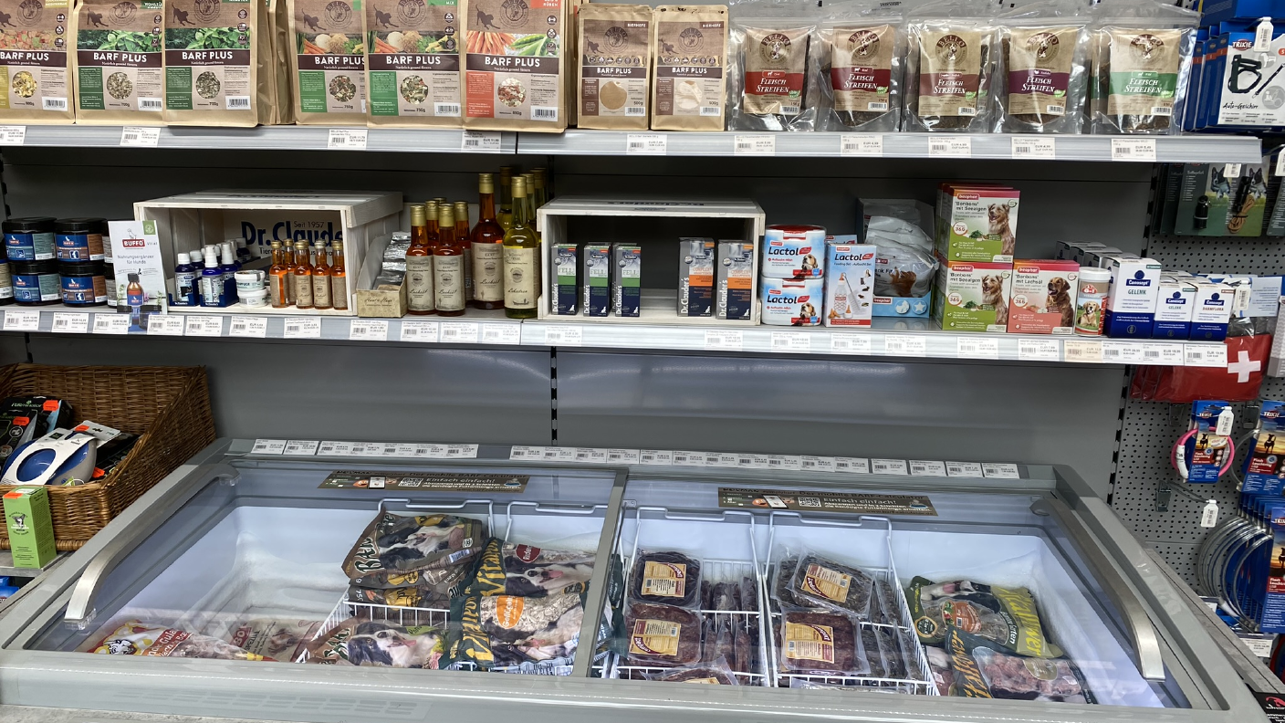 Barf Theke mit verschiedenen Futtersorten