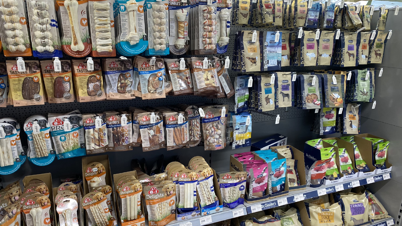 Regal mit verschiedenen Leckerlies für Hunde, Pferde uvm.