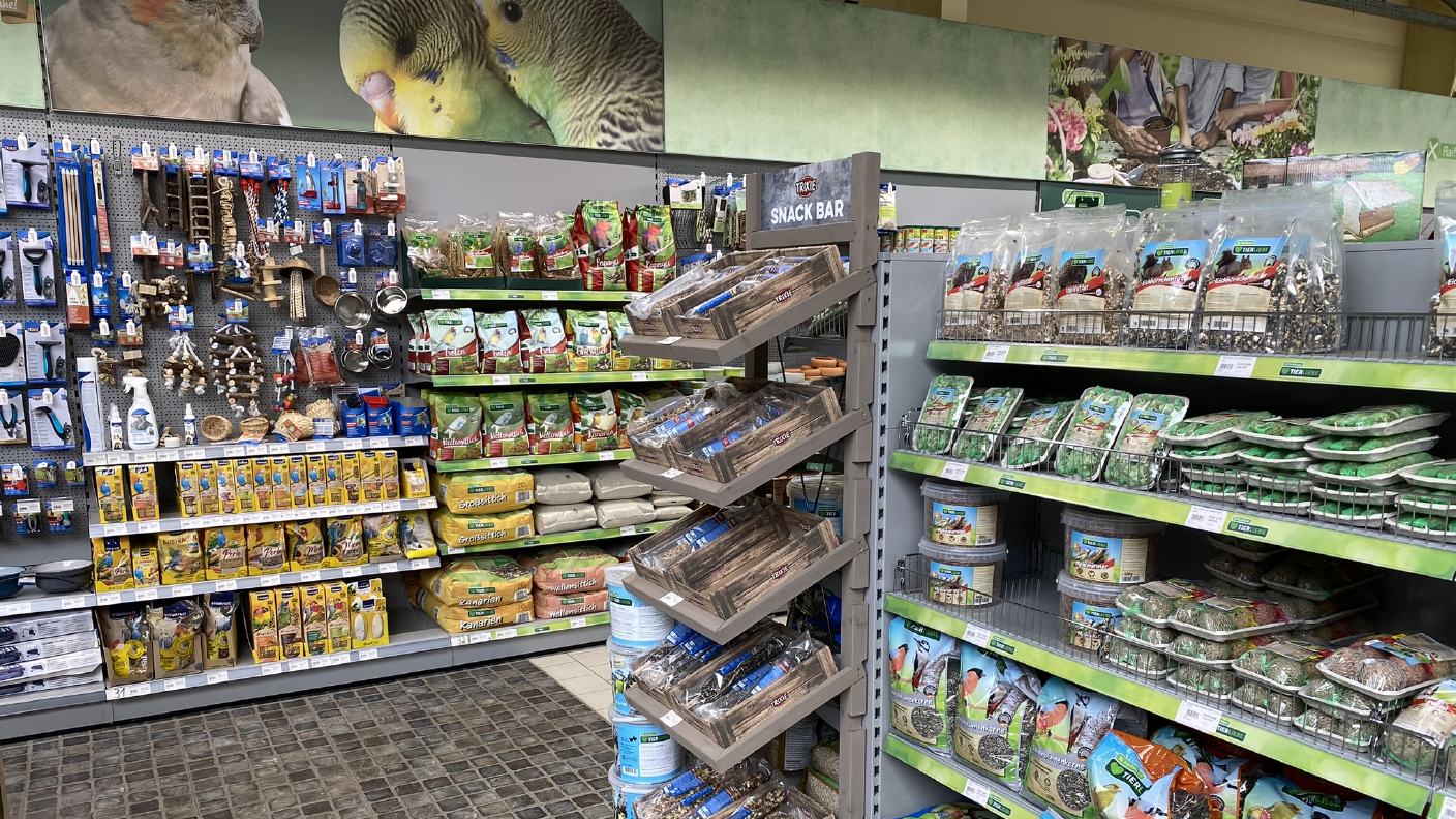 Regale mit Vogelfutter und Zubehör wie z.B. Spielzeug