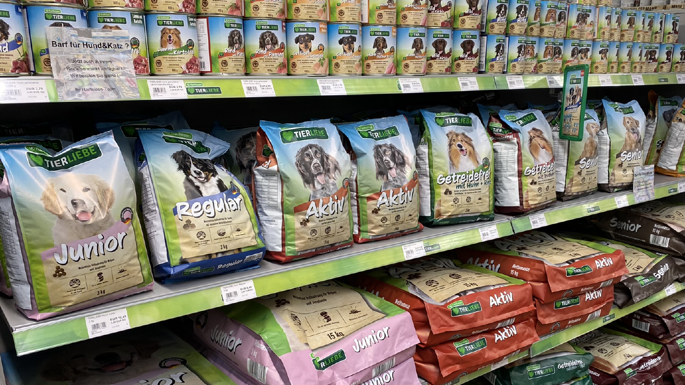 Regal mit Hundefutter von Tierliebe