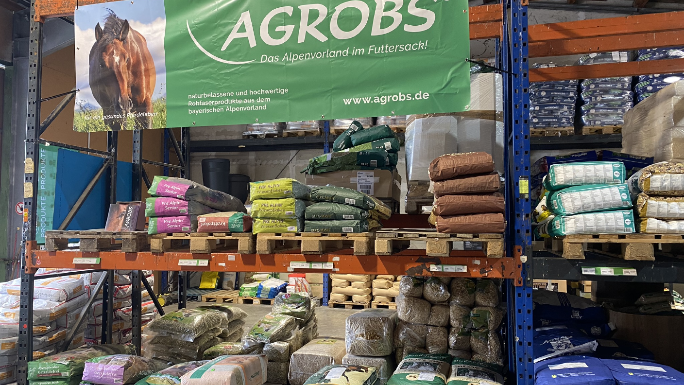 Regal mit Paletten Pferdefutter von Derby, Höveler, Agrobs uvm.