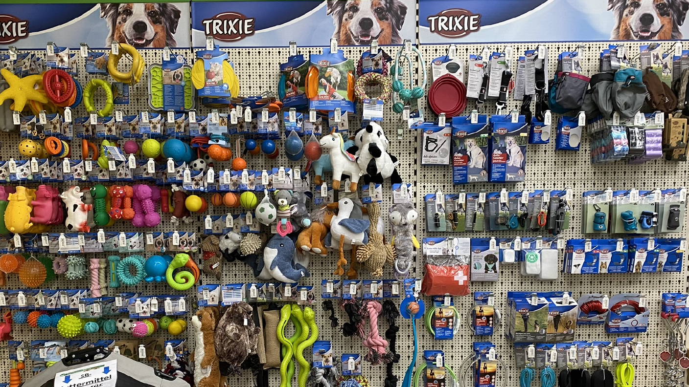 Regal mit Hundespielzeug