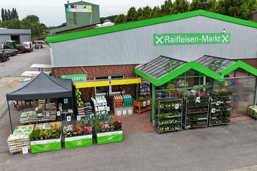 Drohnenbild vom Raiffeisen Markt Fröndenberg mit Blumen & Gartenbedarf im Vordergrund