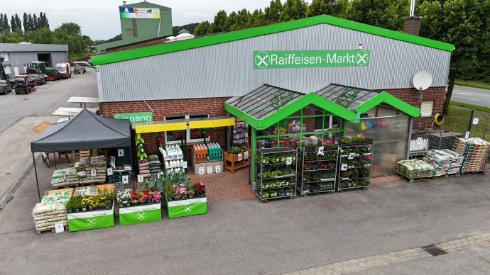 Drohnenbild vom Raiffeisen Markt Fröndenberg mit Blumen & Gartenbedarf im Vordergrund