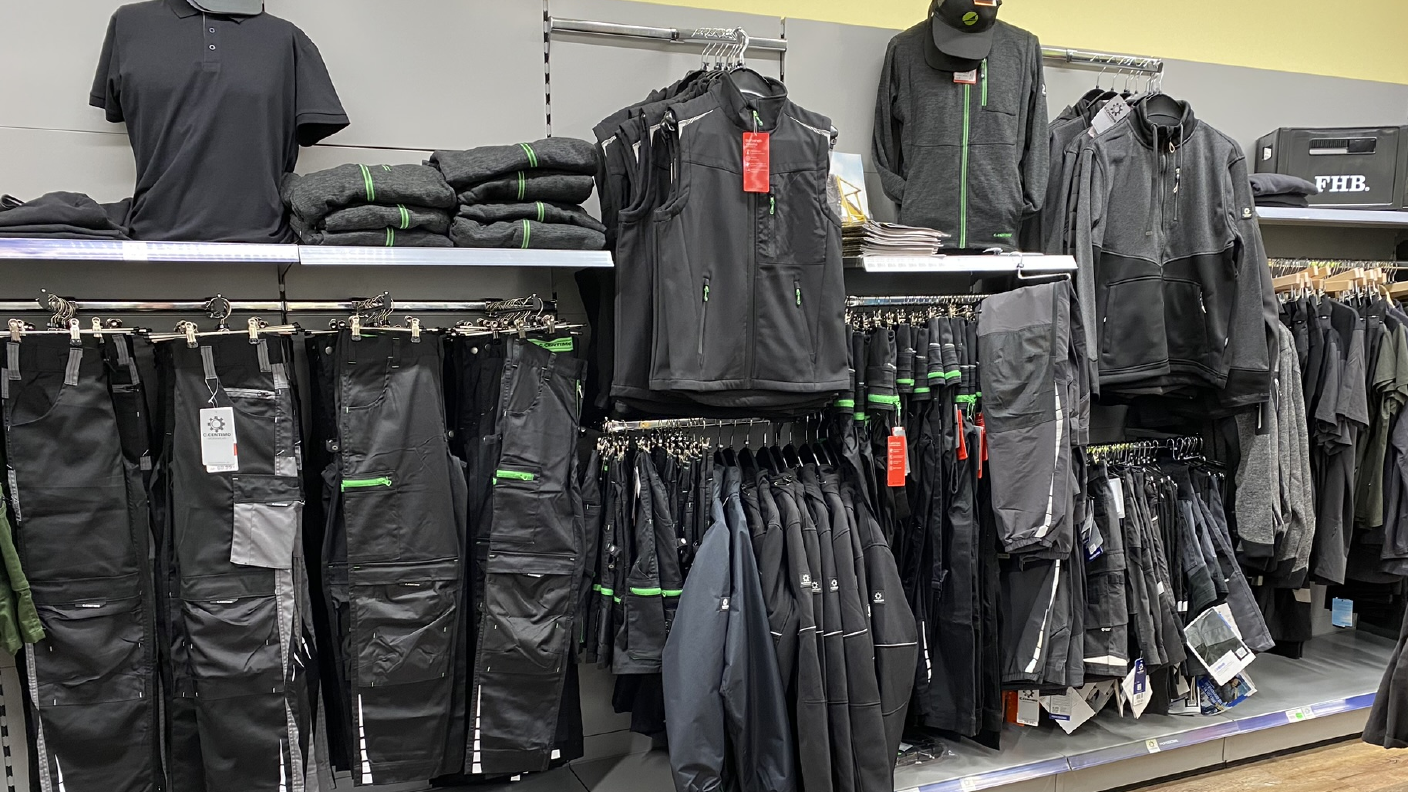Regal mit Arbeitskleidung wie Jacken & Hosen