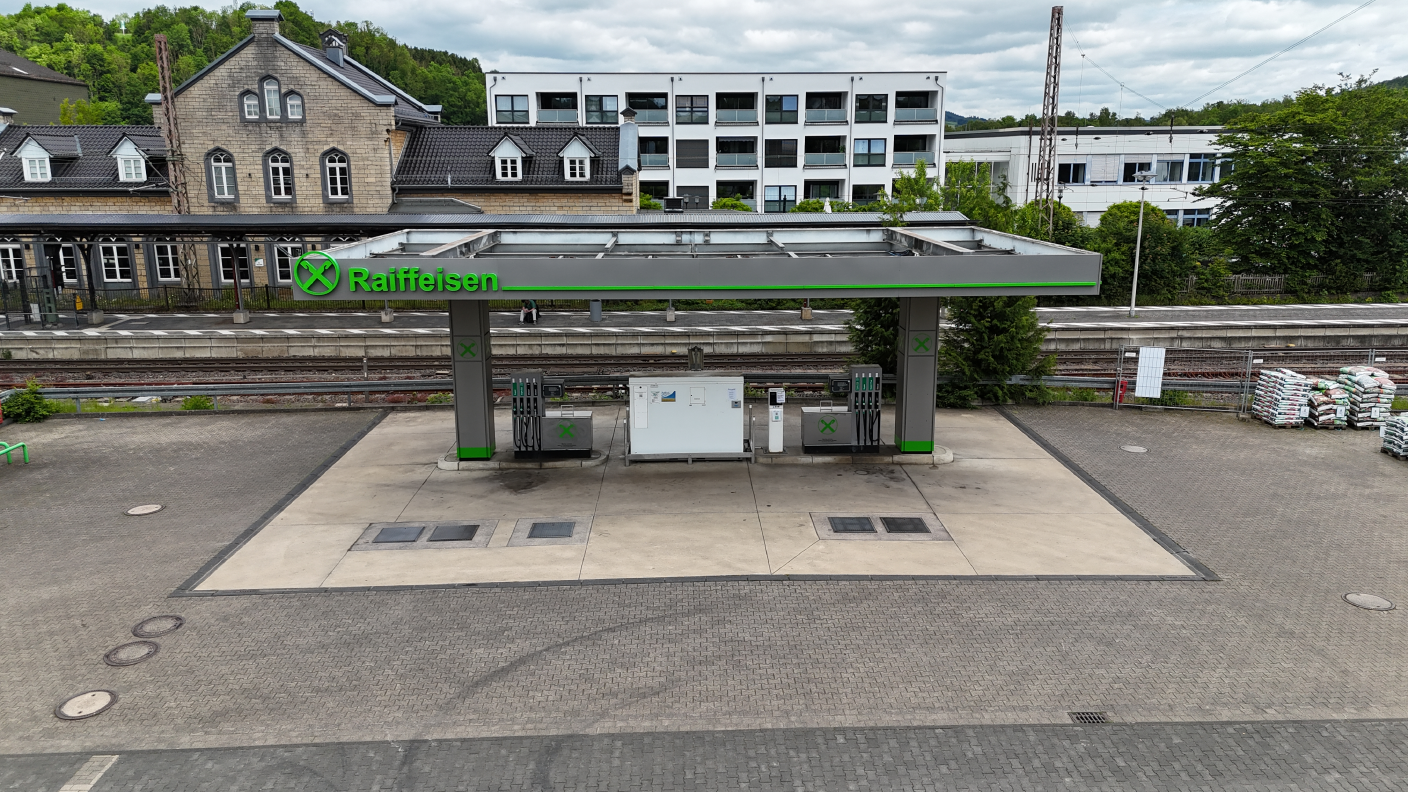 Drohnenbild der Tankstelle mit Zapfautomaten