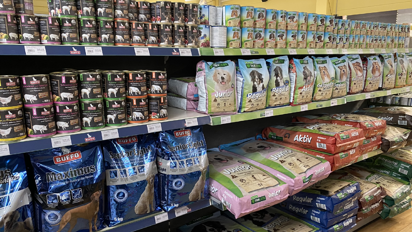 Regal mit Hundefutter von Tierliebe & weiteren Marken