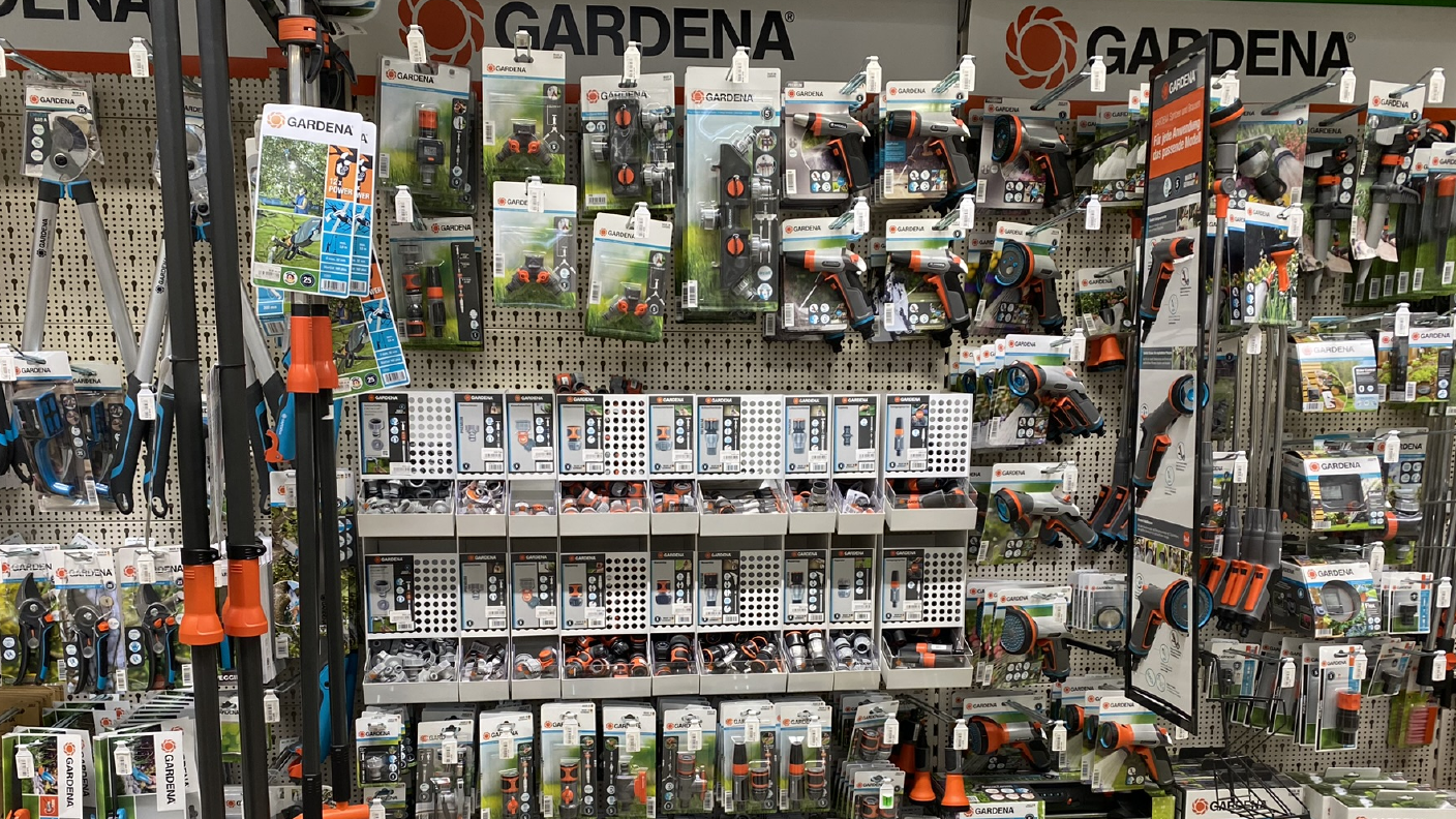 Regal mit Gartenbedarf