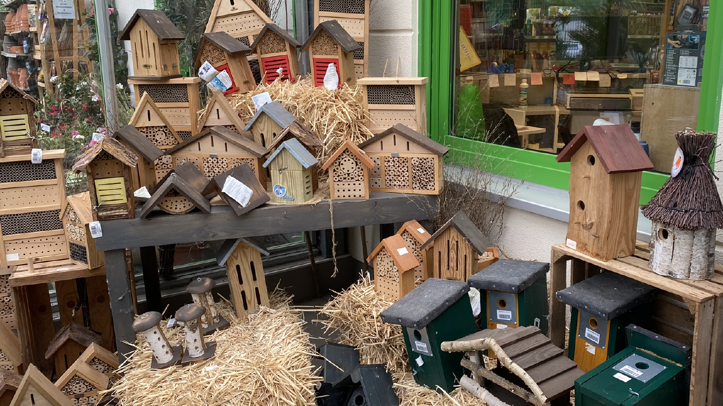 Verschiedene Vogelhäuschen & Insektenhotels auf der Ausstellfläche