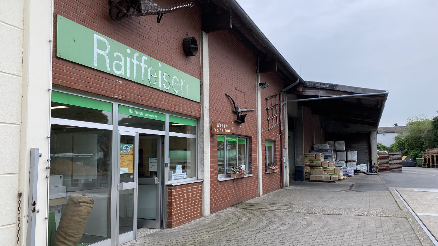 Eingang Agrarbereich mit Brückenwaage auf der rechten Seite