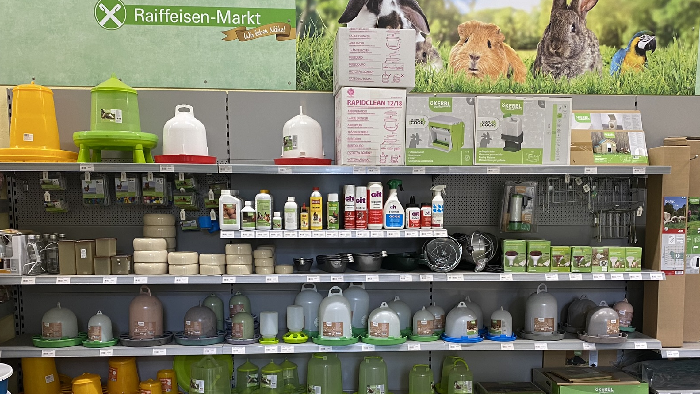 Regal mit Kleintierzubehör wie Tränken & Futternäpfe