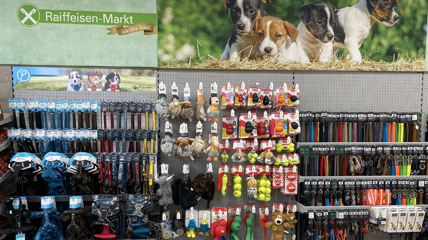 Regal mit Hundezubehör wie Spielzeug & Leinen