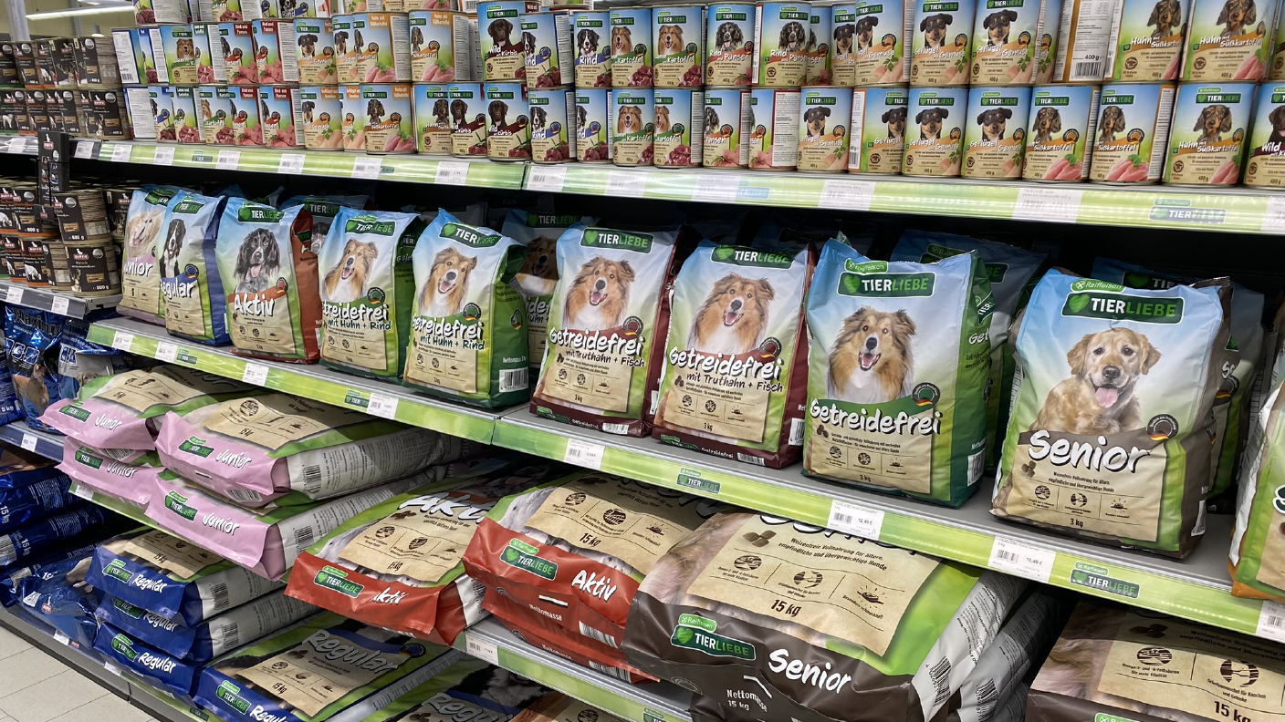 Regal mit Hundefutter von Tierliebe
