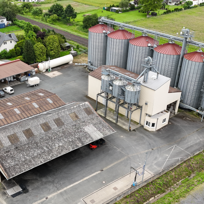 Drohnenbild vom Standort Fröndenberg Warmen mit Düngerhalle & Silos im Vordergrund