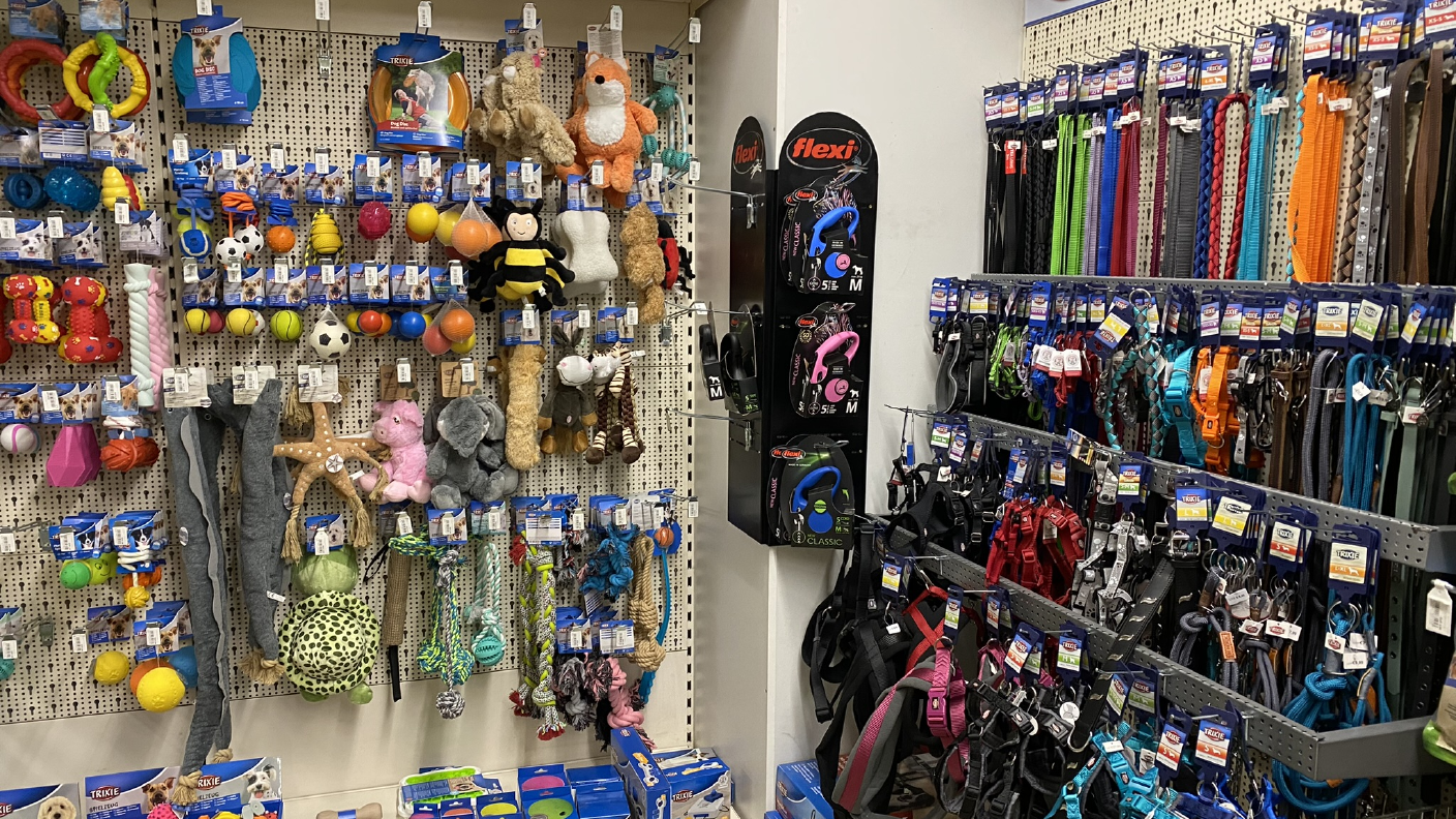 Regale mit Hundezubehör wie Spielzeug & Leinen
