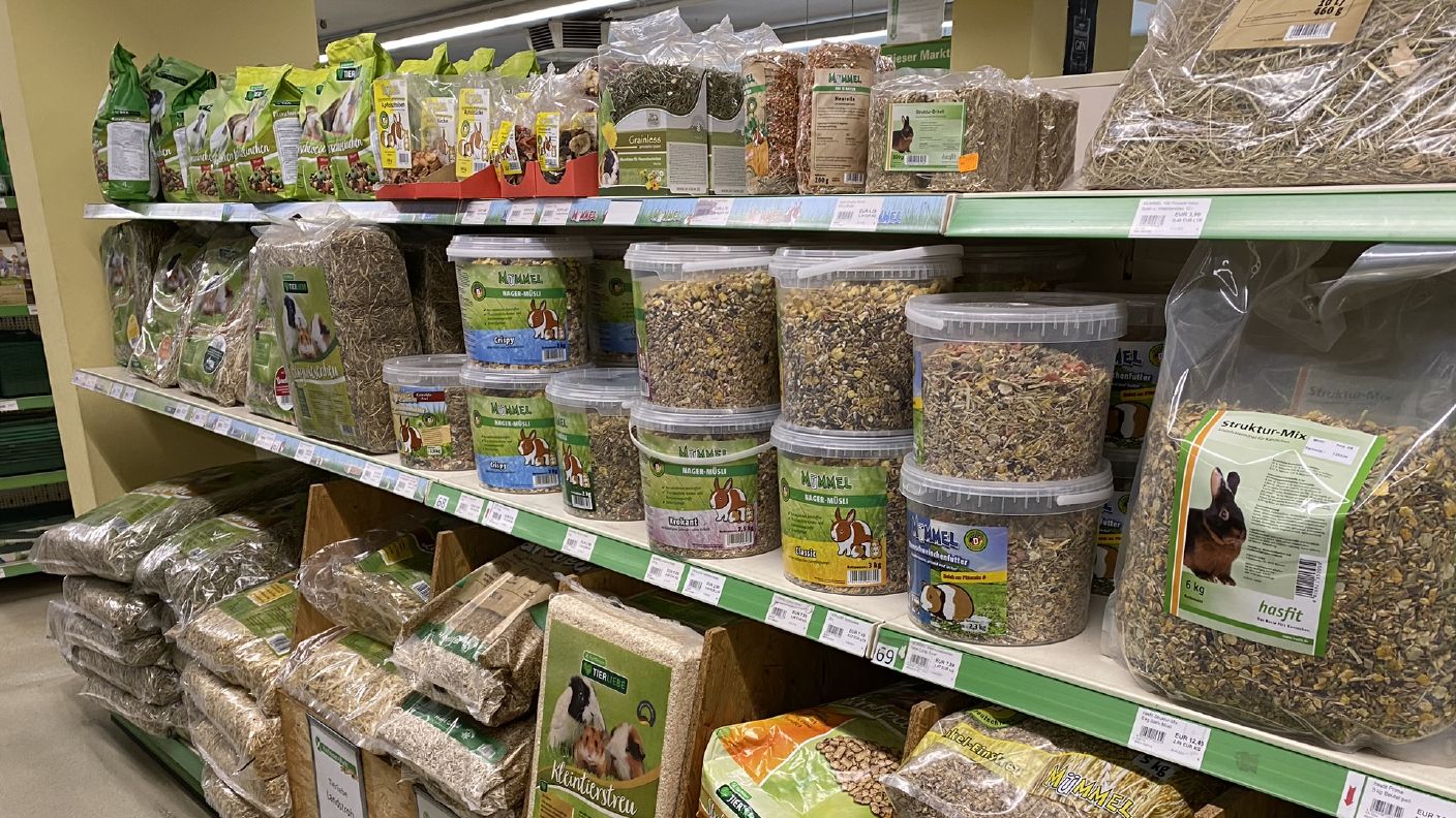 Regal mit Kleintierzubehör wie Einstreu & Futter