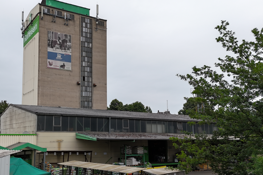 Drohnenbild vom Standort Schwerte mit Siloturm im Hintergrund und Raiffeisen-Markt im Vordergrund