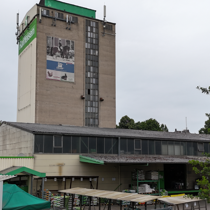 Drohnenbild vom Standort Schwerte mit Siloturm im Hintergrund und Raiffeisen-Markt im Vordergrund