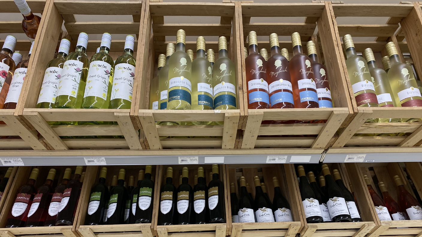 Weinkisten mit verschiedenen Weinen