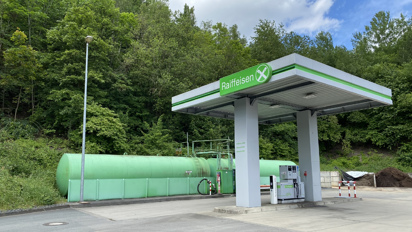 Raiffeisentankstelle mit Zapfsäule & Tank im Hintergrund