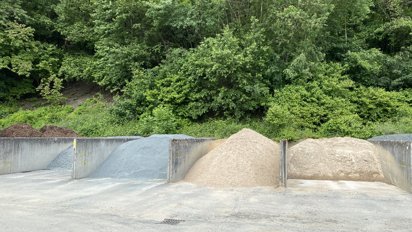 Boxen mit losen Steinen & Erde