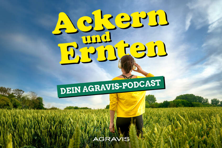 Frau mit Kopfhörern auf Feld, darüber die Aufschrift "Ackern und Ernten - Dein AGRAVIS Podcast"
