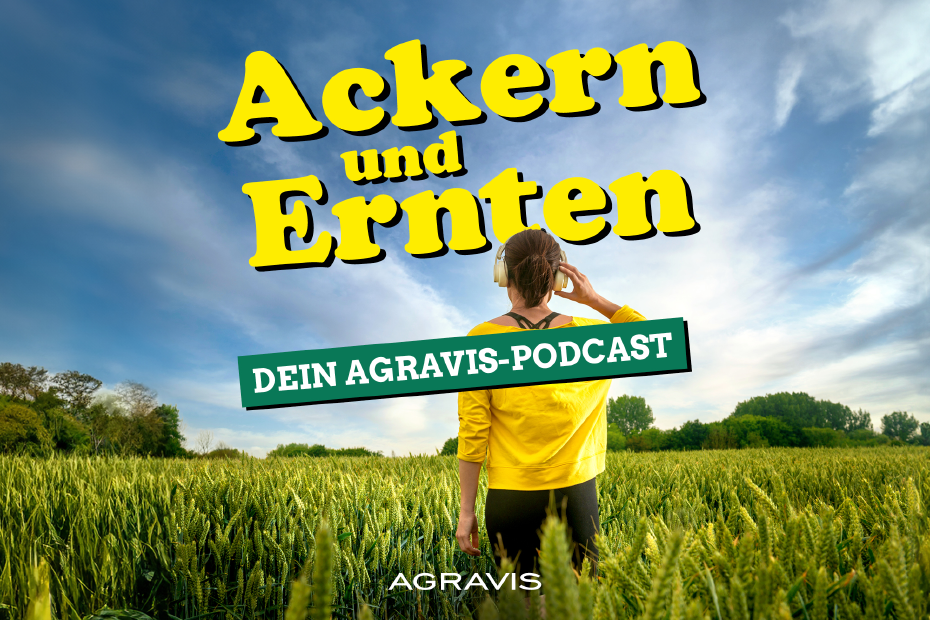 Frau mit Kopfhörern auf Feld, darüber die Aufschrift "Ackern und Ernten - Dein AGRAVIS Podcast"