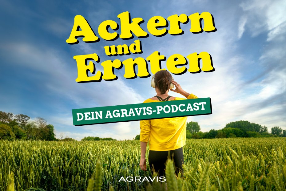 Frau mit Kopfhörern auf Feld, darüber die Aufschrift "Ackern und Ernten - Dein AGRAVIS Podcast"